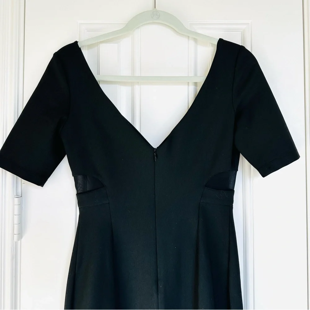 Elizabeth and James Black V-Neck Sheath Dress - Picture 6 of 12